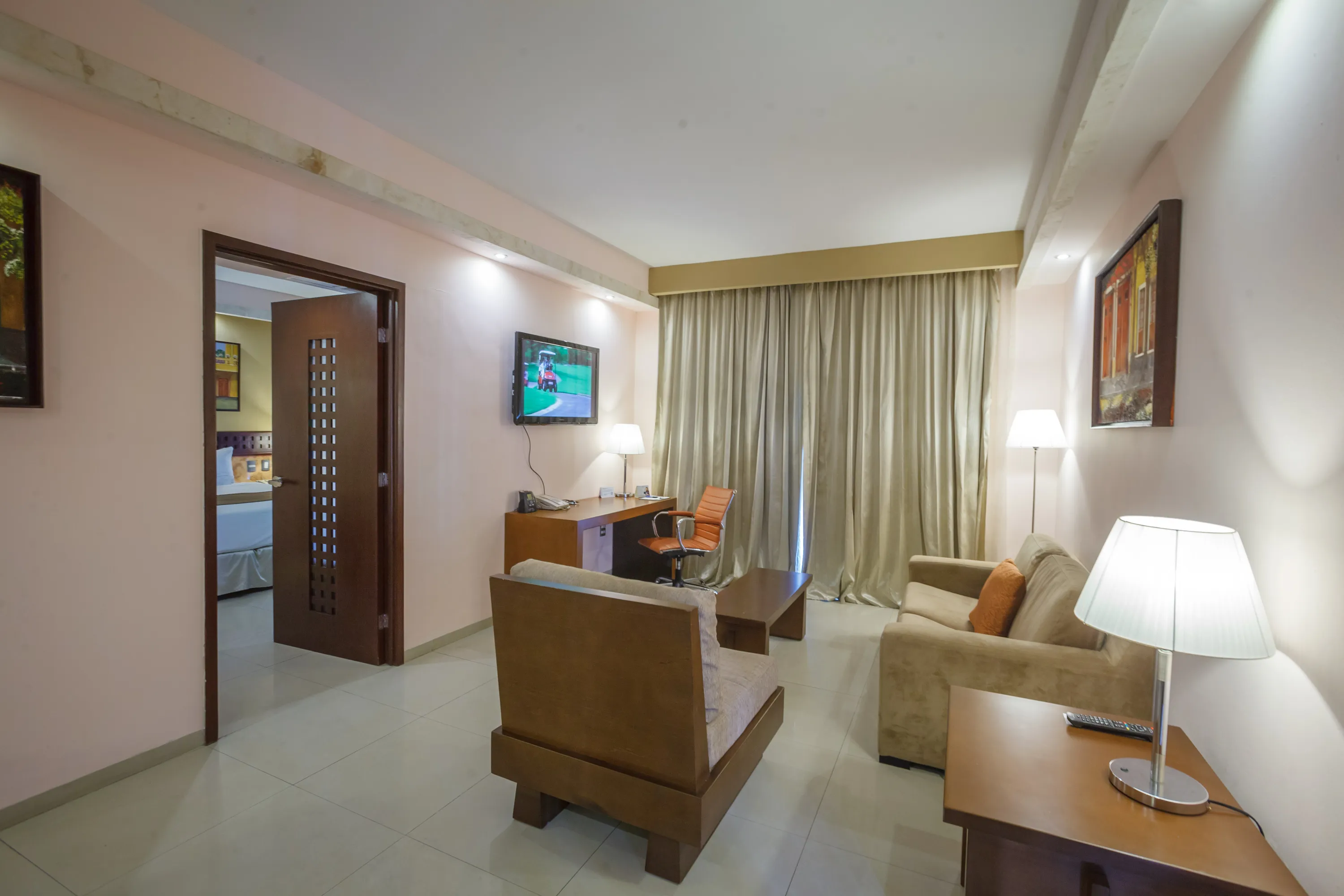 Fotografía interior de la Suite Junior con Balcón en Wyndham Mérida